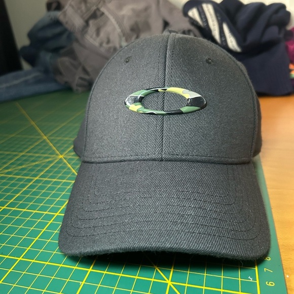 Oakley Classic Camo Logo a-flex hat - Picture 1 of 11